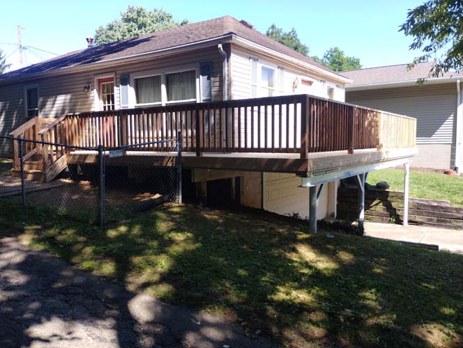 Wood deck railing wrapping home