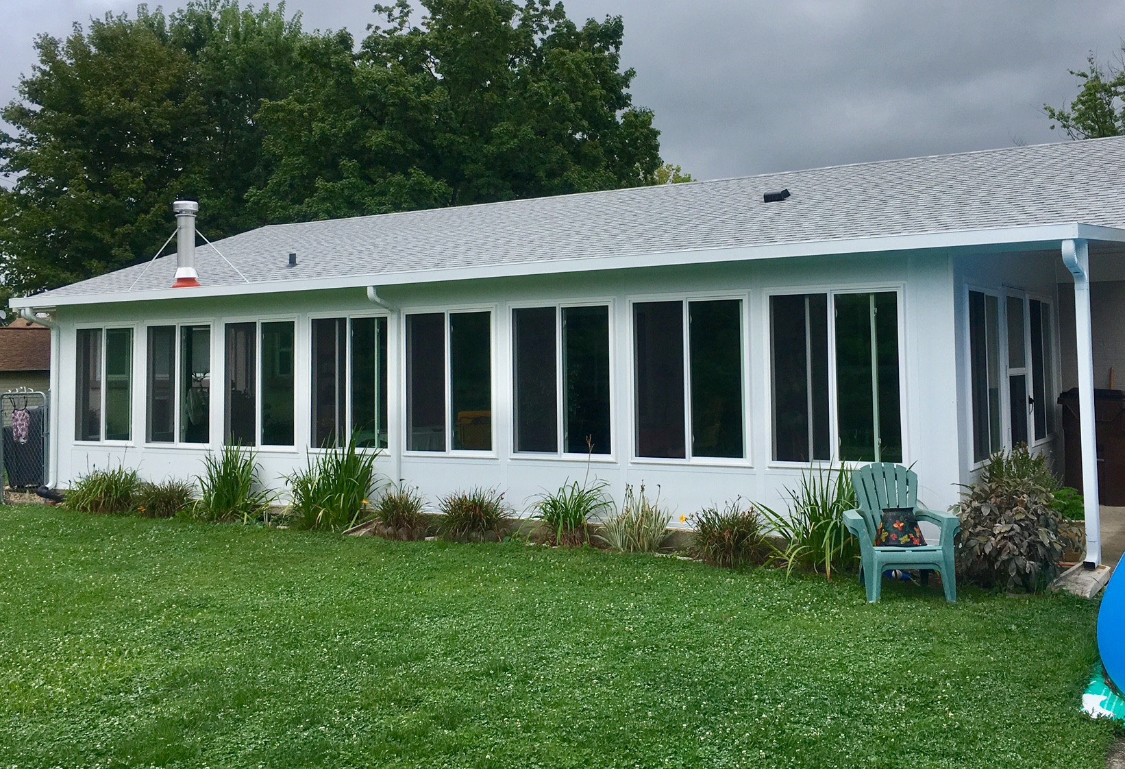 Vinyl screen room enclosure for outdoor comfort